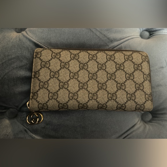Gucci GG Supreme Continental Wallet - Picture 3 of 4